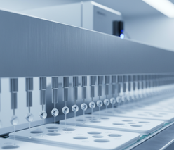 Tanı testleri için uzun, otomatik bir üretim hattı.